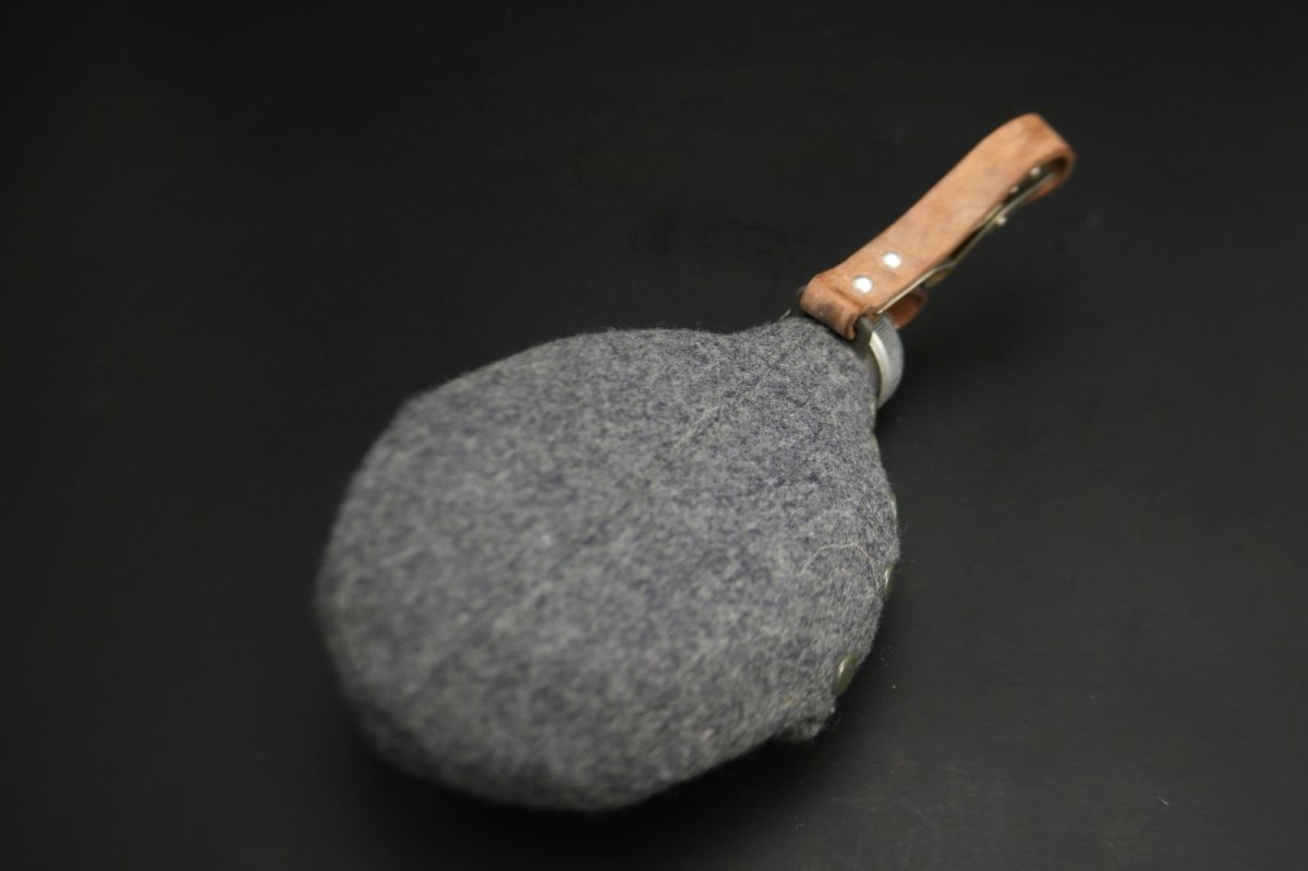 画像2: Sweden Army flaska/スウェーデン軍 フェルトカバー付 アルミ水筒【未使用】グレー   (2)