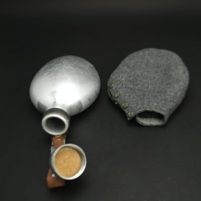 画像1: Sweden Army flaska/スウェーデン軍 フェルトカバー付 アルミ水筒【未使用】グレー