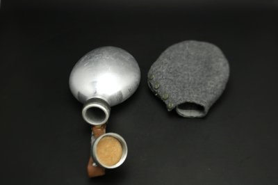 画像1: Sweden Army flaska/スウェーデン軍 フェルトカバー付 アルミ水筒【未使用】グレー  