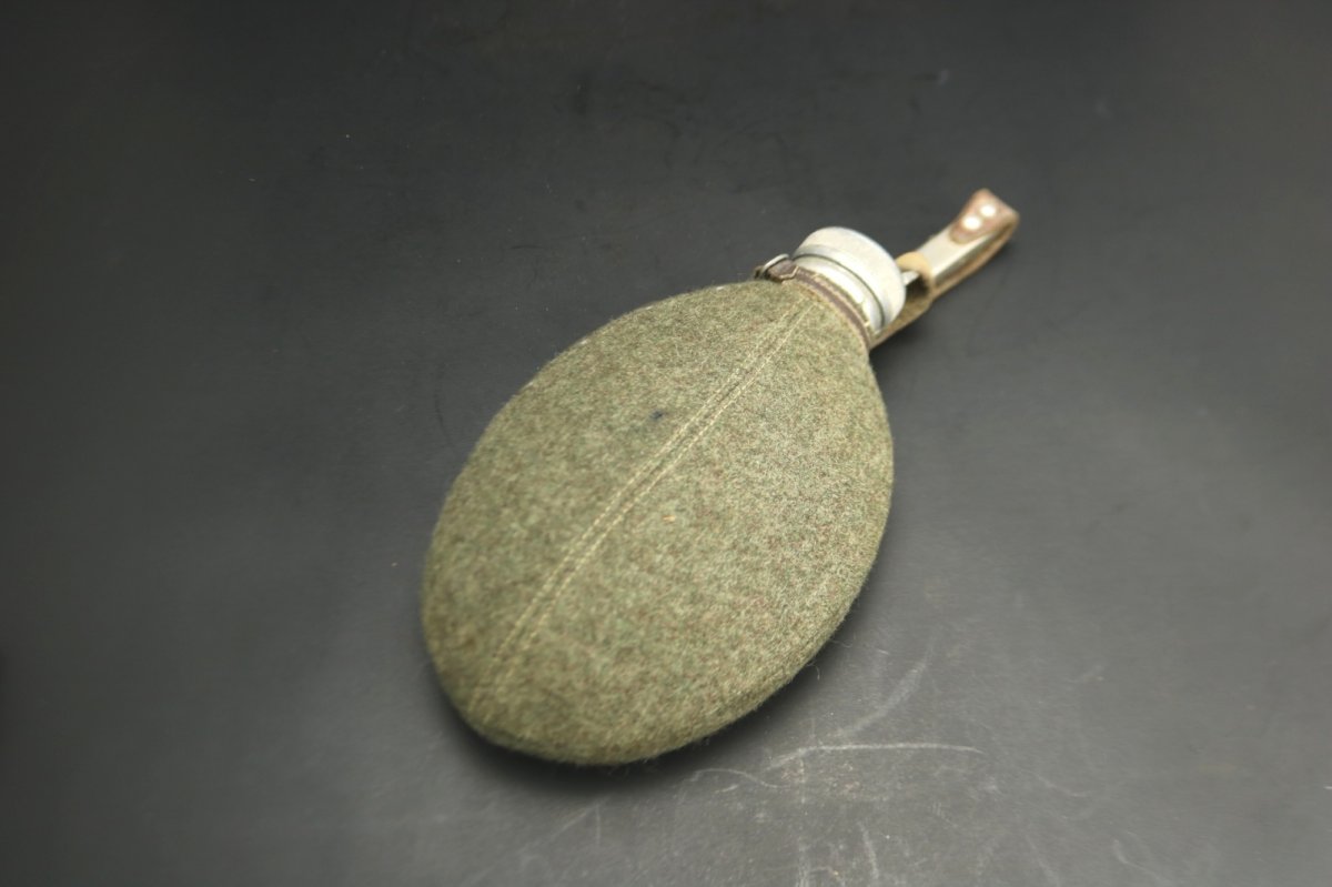 画像1: Sweden Army flaska/ スウェーデン軍 フェルトカバー付 アルミ水筒【未使用 】カーキ (1)