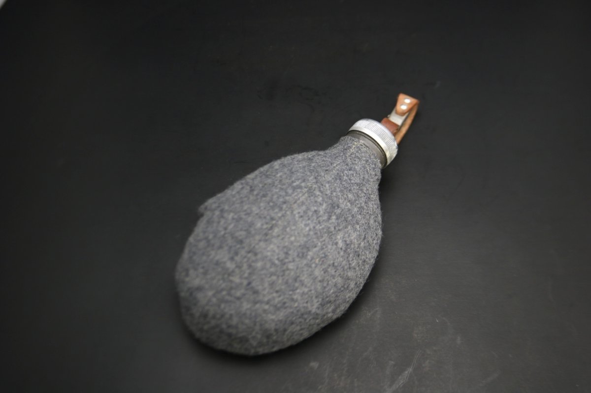 画像1: Sweden Army flaska/スウェーデン軍 フェルトカバー付 アルミ水筒【未使用】グレー   (1)