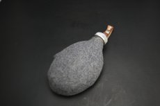 画像1: Sweden Army flaska/スウェーデン軍 フェルトカバー付 アルミ水筒【未使用】グレー   (1)