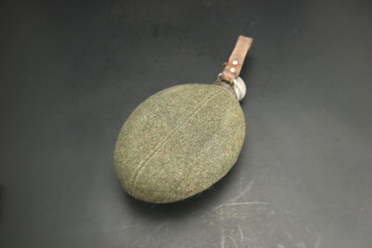 画像2: Sweden Army flaska/ スウェーデン軍 フェルトカバー付 アルミ水筒【未使用 】カーキ (2)